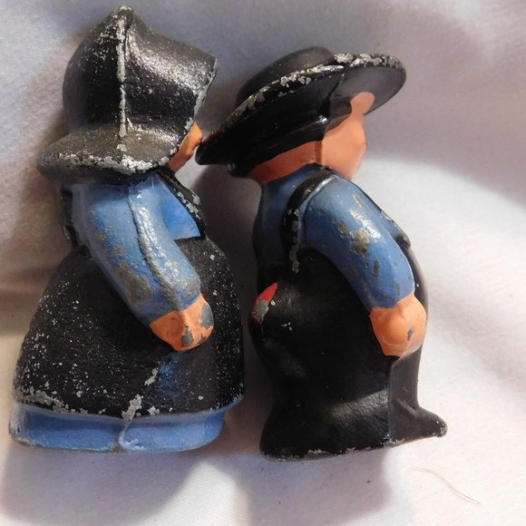 Vintage Amish Couple Salt and Pepper Shakers Cast Metal - Picture 6 of 6